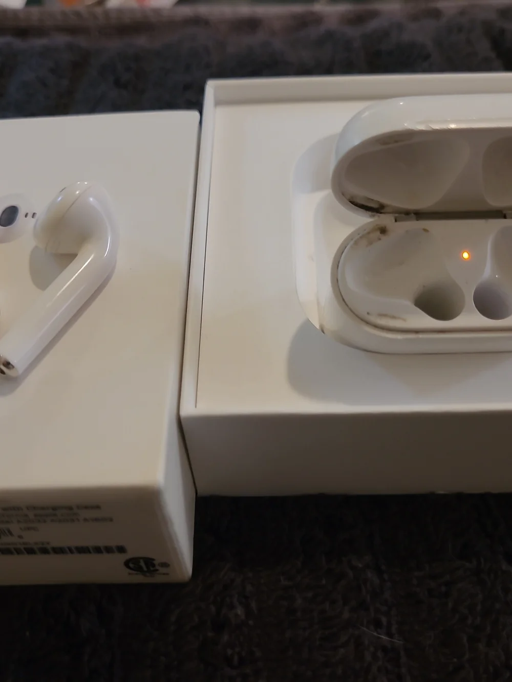 Apple AirPods 2nd Generation Charging Case And Box White For Parts or repair...